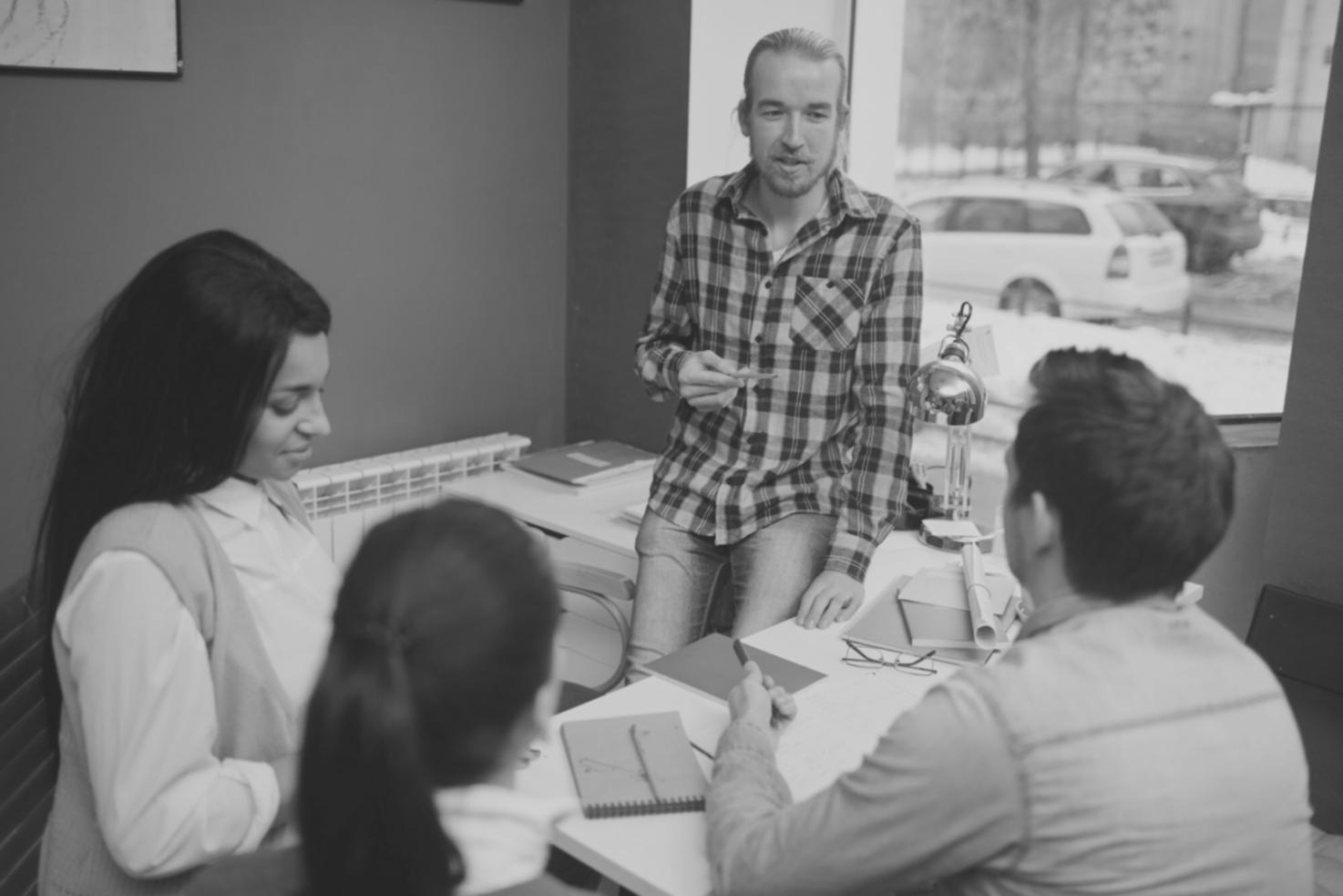 Espace de travail moderne avec documents financiers et planification stratégique