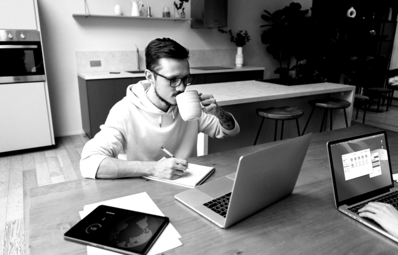 Environnement de travail avec documents financiers et outils d'analyse